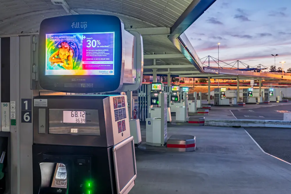 affichage digital stations service carrefour fillupmedia