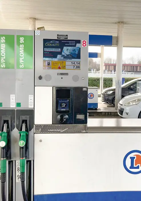 Publicite en station service pour du debosselage de vehicule 1