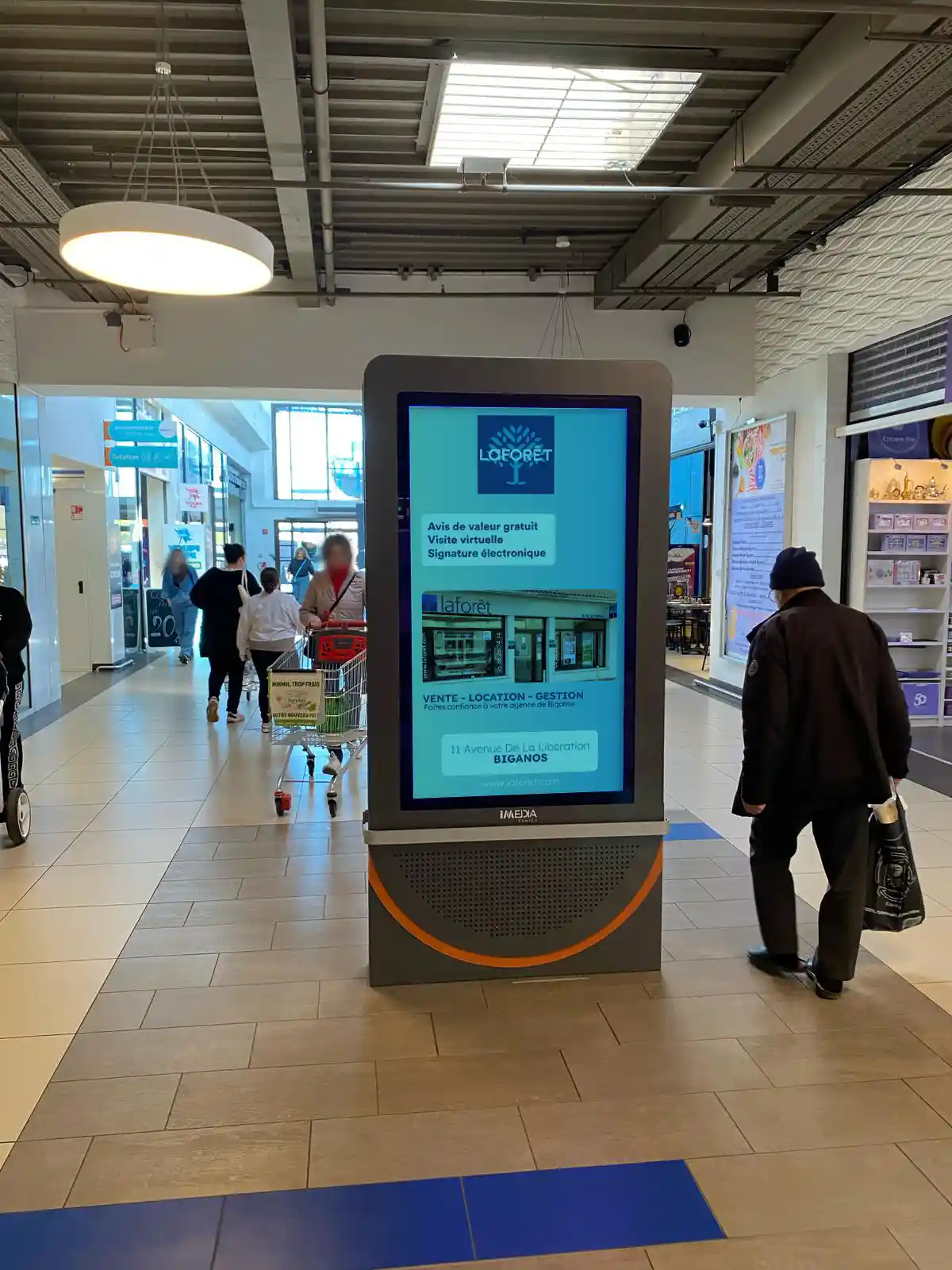 ecran publicitaire dans un centre commercial ecran publicitaire dans un centre commercial