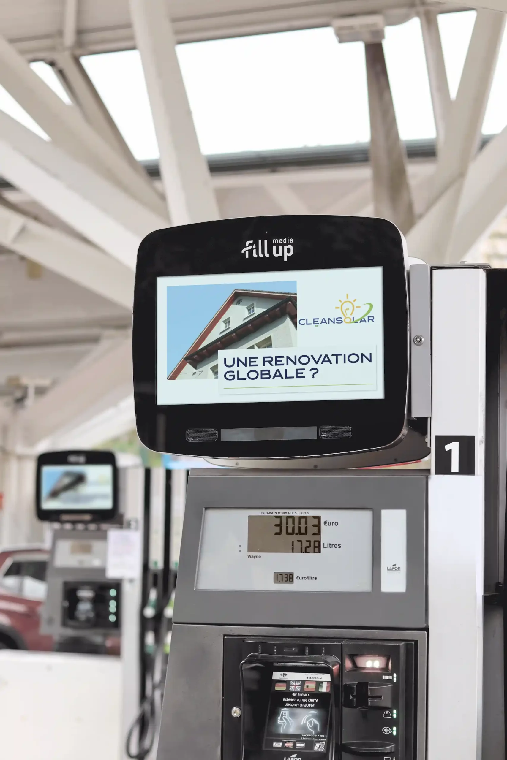 Publicite sur un ecran en station service scaled