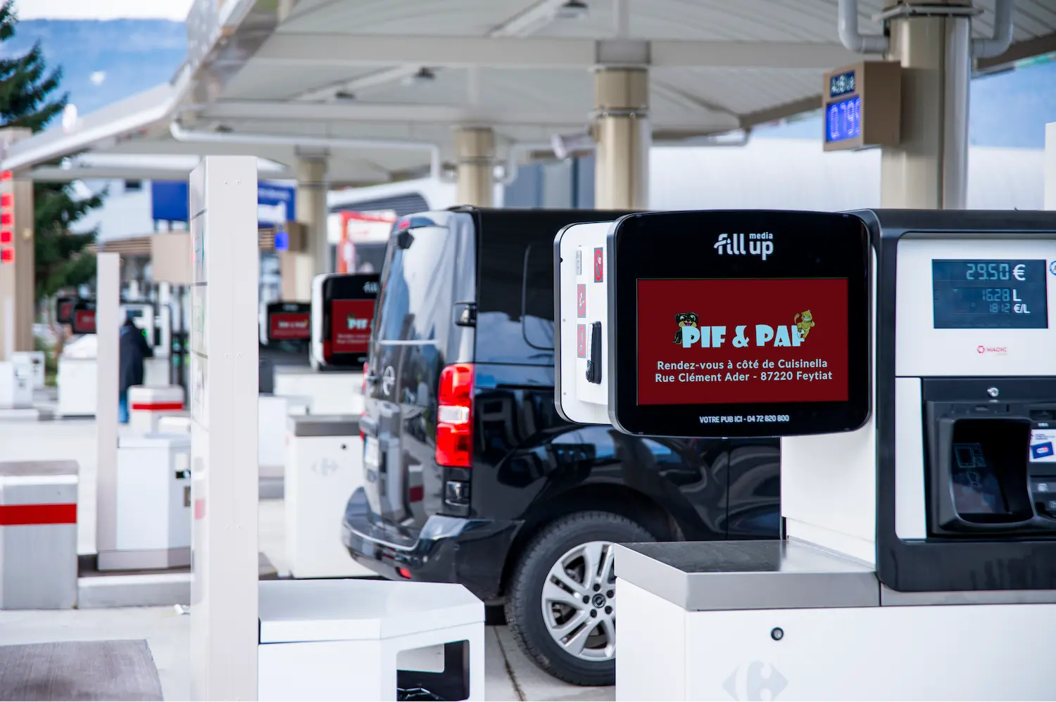 Publicité animalerie en station-service