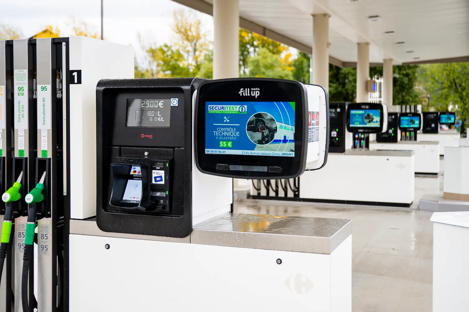 Ecrans publicitaire en station-service Carrefour