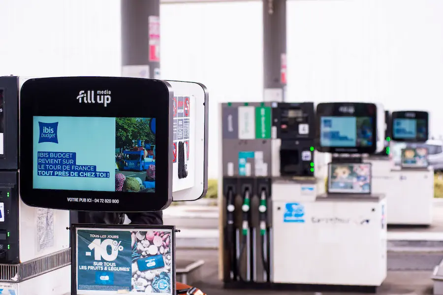 Écrans DOOH publicitaire en station-service Carrefour