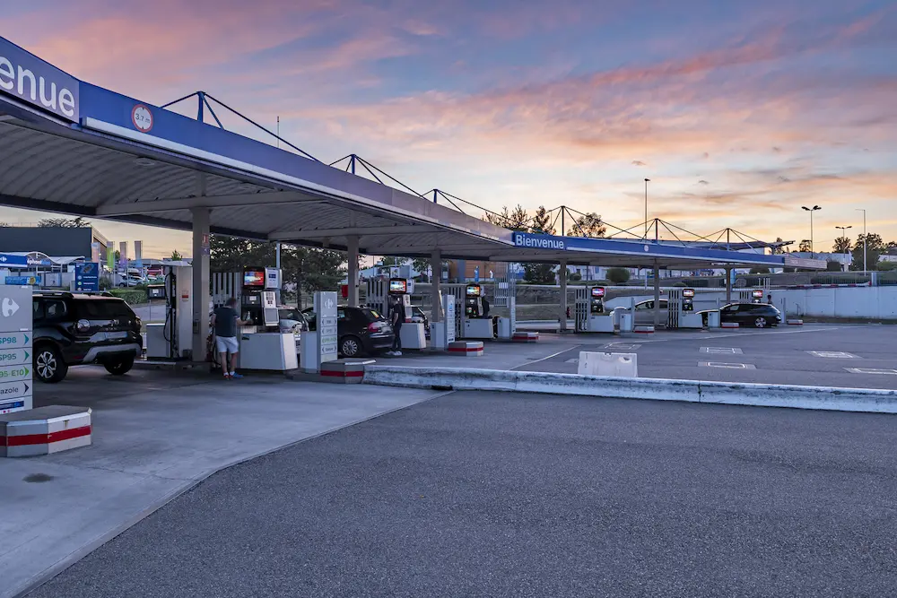 Écrans DOOH en station-service E.Leclerc diffusant une campagne publicitaire