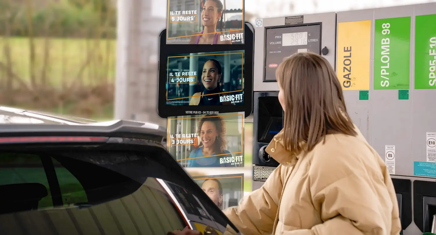 Écran DOOH Fill Up Média en station-service illustrant une campagne sur-mesure avec une création qui s'adapte en fonction des jours de la semaine, de la météo, des horaires...