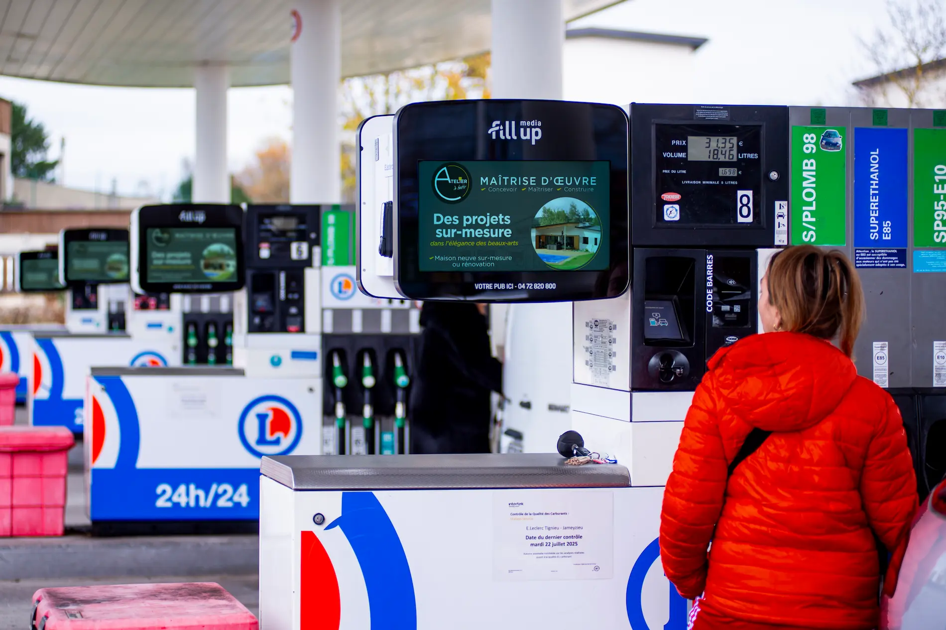 une dame en station-service E.Leclerc