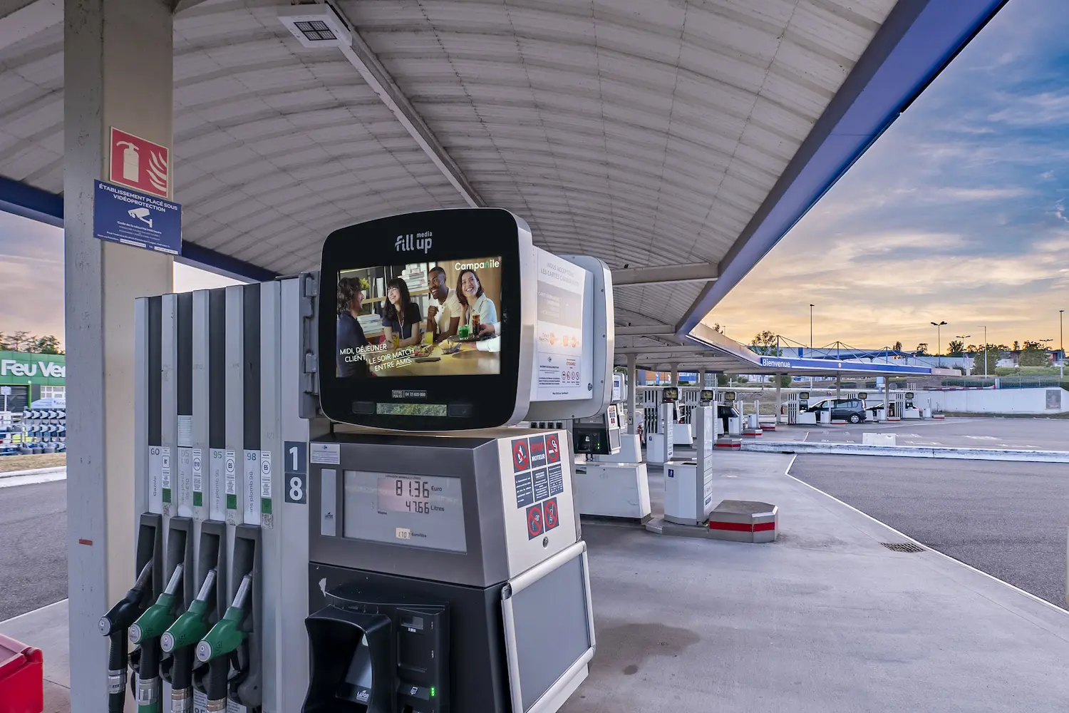Une publicité dans un écran en station