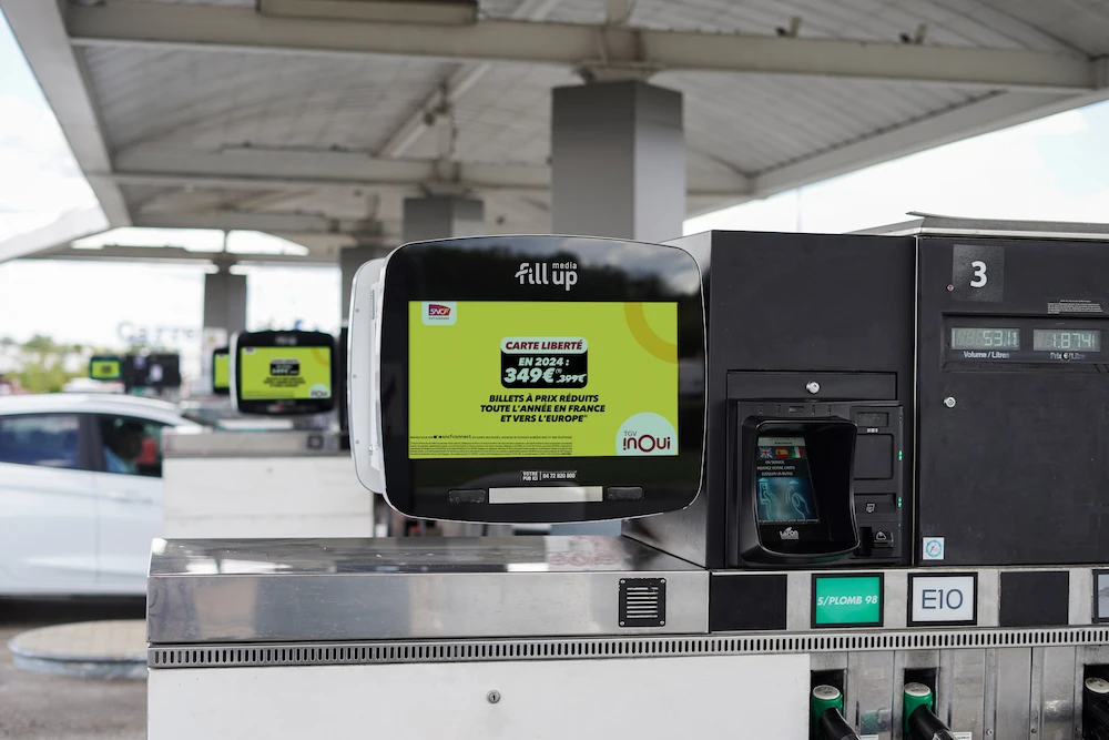 fum-photo-station-dooh-etude-branding-snfc-reseau Une publicité dans un écran en station