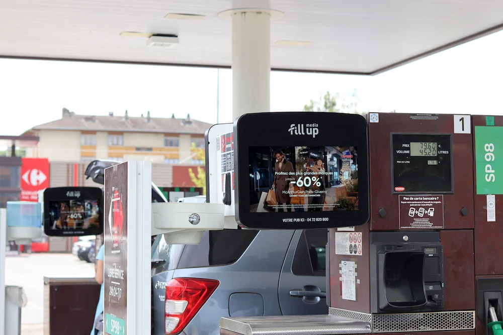 fum-photo-station-dooh-etude-drive-to-store-mcarthurglen Une publicité dans un écran en station