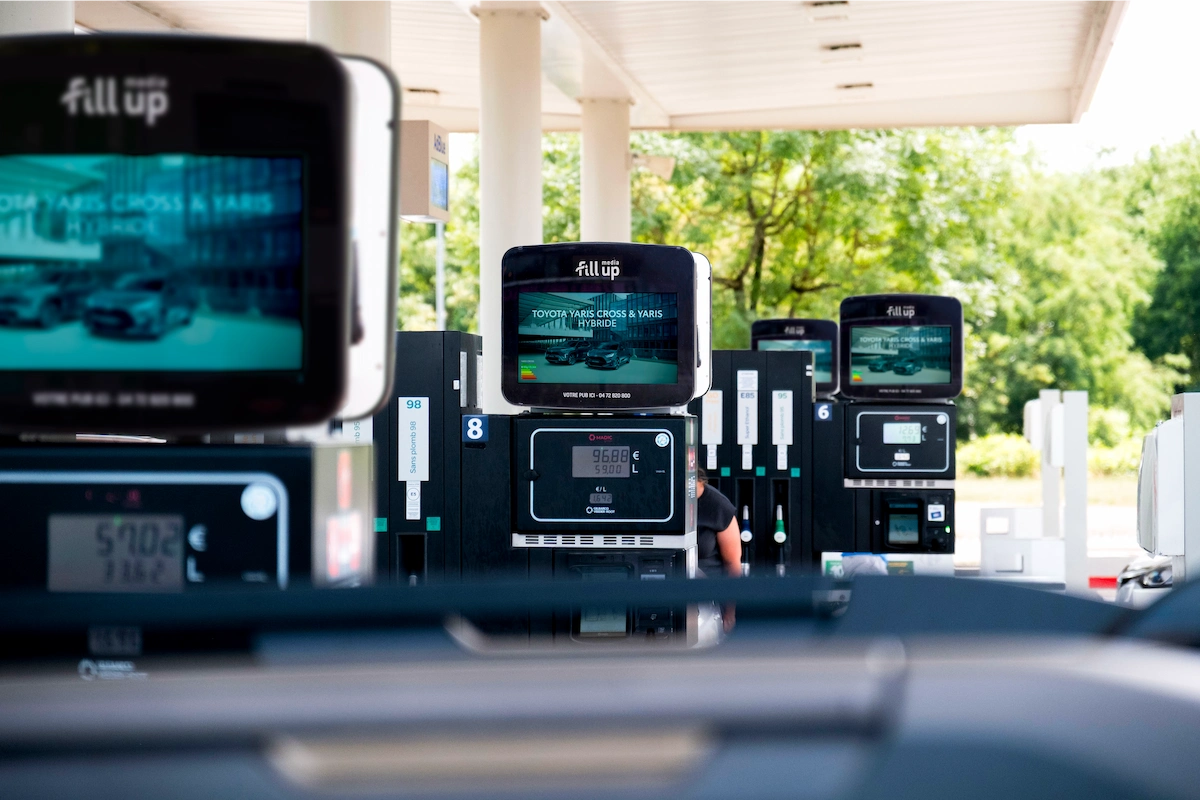Campagne DOOH Toyota diffusée sur les écrans Fill Up Média en station-service 