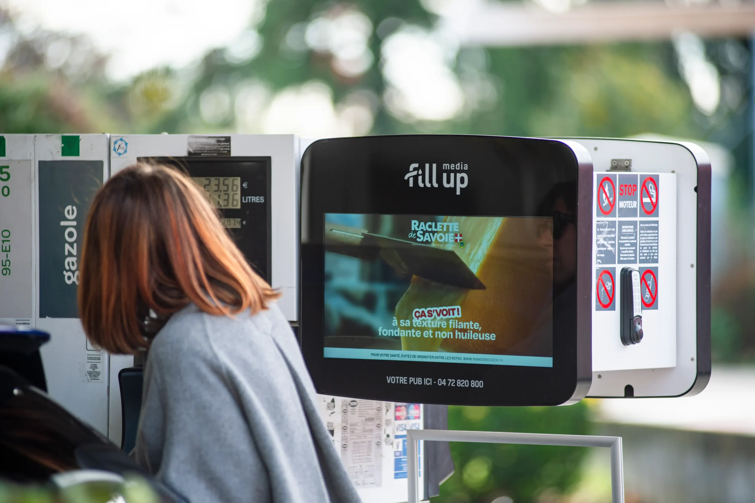 ecran publicitaire dooh fill up media station service scaled