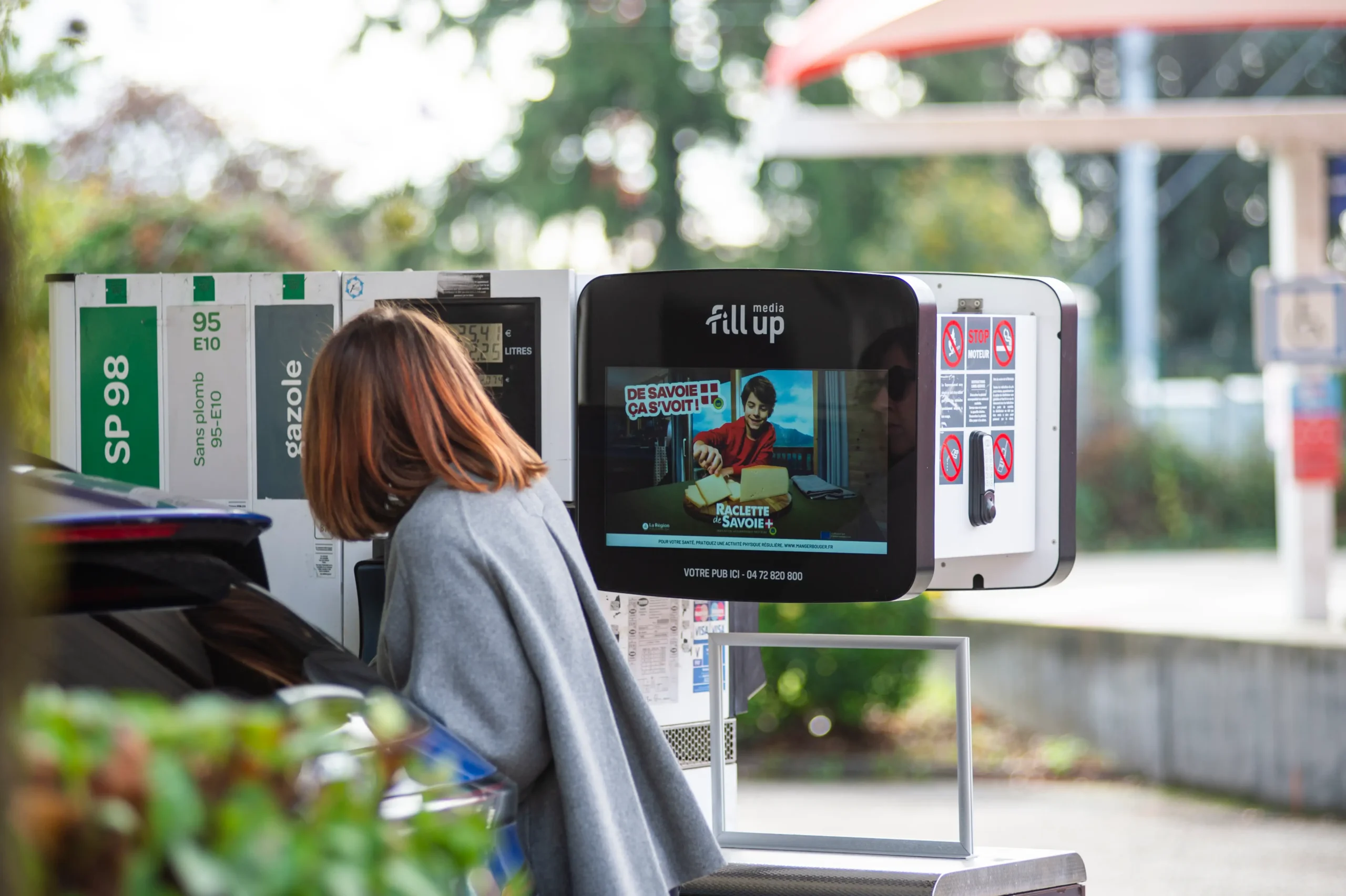 Écran Fill Up Média diffusant un spot publicitaire de 10 secondes en station-service.